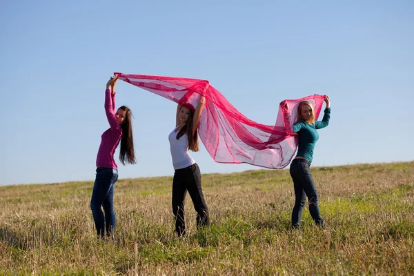 Красивая женщина-подросток прыгает с тонкой тканью на открытом воздухе — стоковое фото