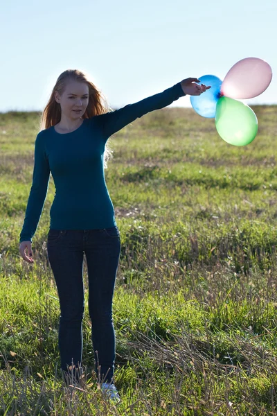 Hermosa mujer adolescente con globos al aire libre — Foto de Stock