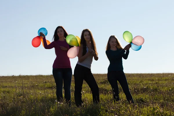 Krásné dospívající žena s balónky venku — Stock fotografie