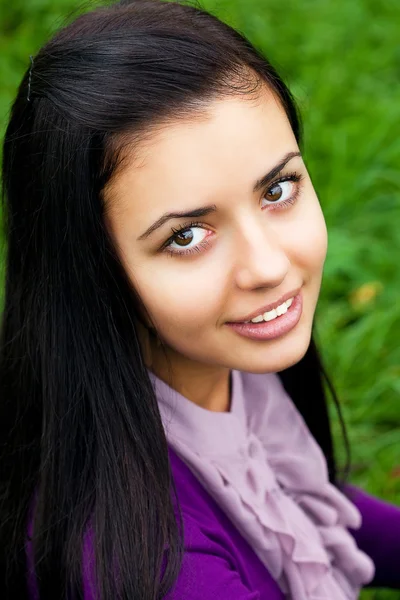 Porträt der schönen Teenager-Frau im Freien — Stockfoto