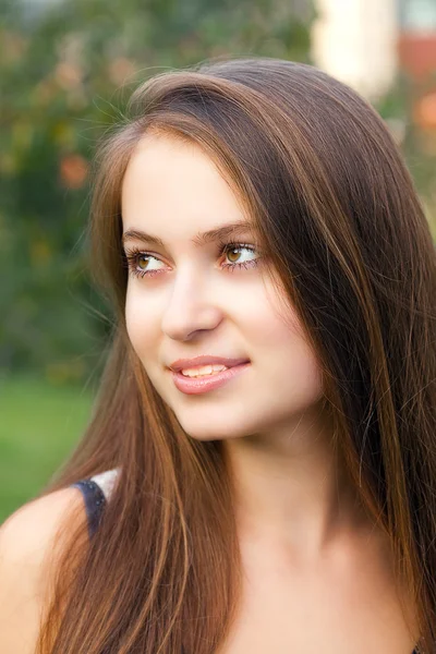 Retrato de bela mulher adolescente ao ar livre — Fotografia de Stock