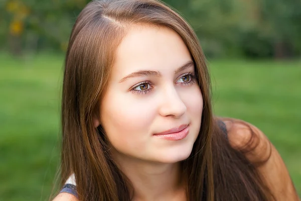 Portrét krásné dospívající ženy venkovní — Stock fotografie