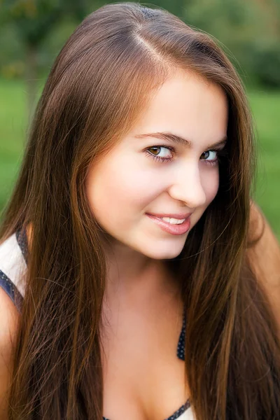 Retrato de hermosa adolescente mujer al aire libre —  Fotos de Stock