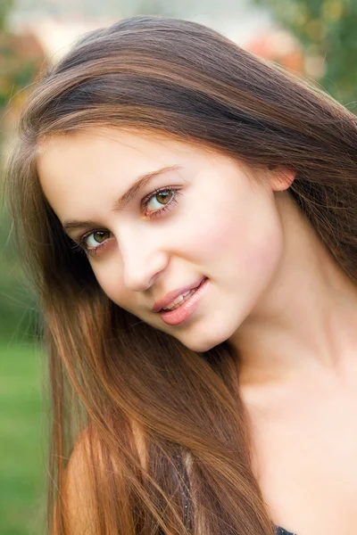 Porträtt av vackra tonåring kvinna utomhus — Stockfoto