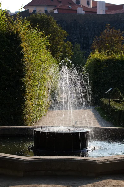 Fontana nel parco verde ad arco — Foto Stock