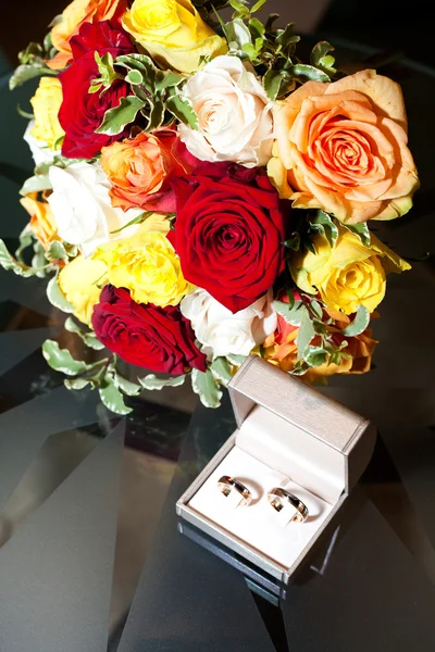 Свадебный букет и кольцо на столе — стоковое фото