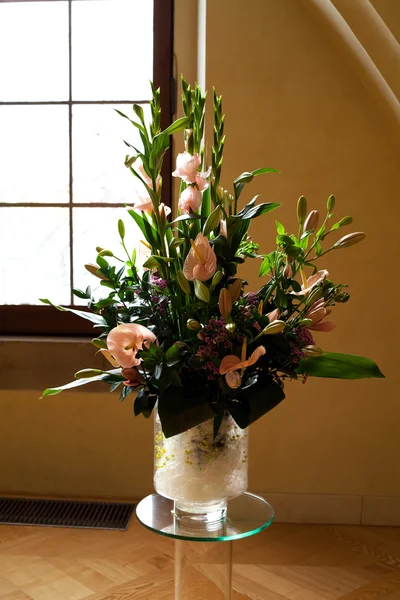 Schöner Blumenstrauß in einer Vase — Stockfoto