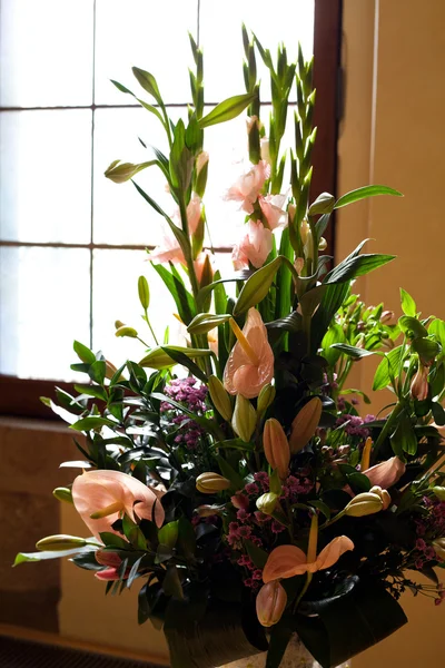 花瓶里漂亮的花束 — 图库照片