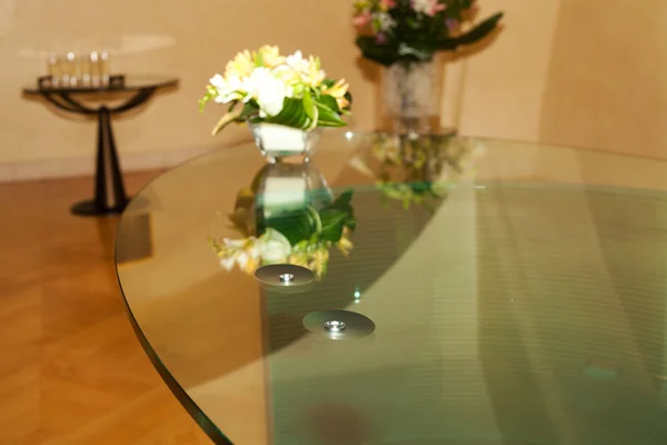 Belo buquê de flores em um vaso — Fotografia de Stock