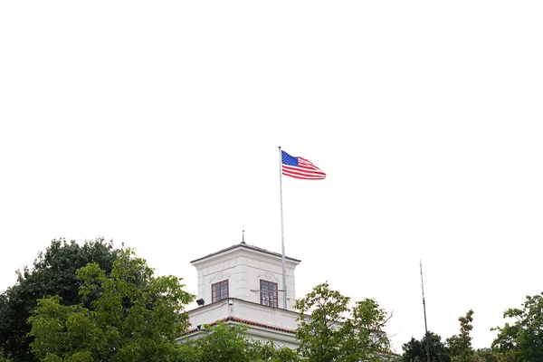 Americká vlajka proti obloze — Stock fotografie