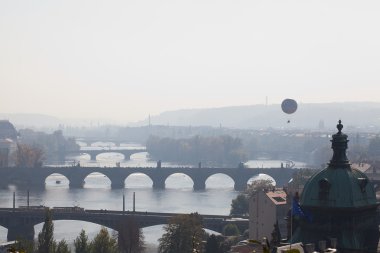 arka planını köprüler Prag