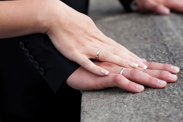 Mani della sposa e dello sposo con gli anelli — Foto Stock