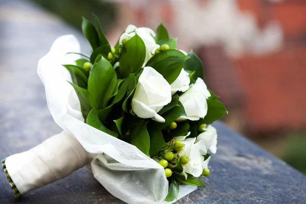 Svatební kytice ležící na beton — Stock fotografie