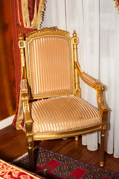 Stoel in de gouden kamer van het hotel — Stockfoto