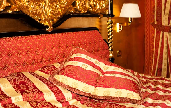 Bed in de gouden kamer van het hotel — Stockfoto