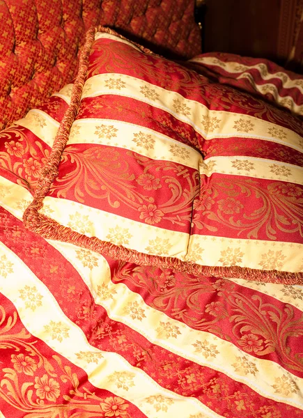 Кровать в золотом номере отеля — стоковое фото