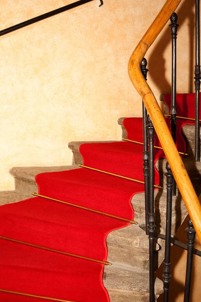 有红地毯的楼梯 — 图库照片