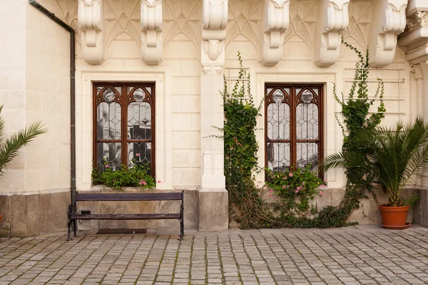 Window and a bench in the courtyard — Stock Photo, Image