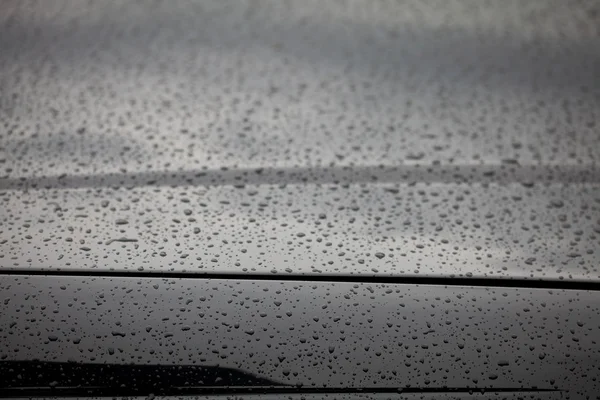 車のボンネットの上の水の滴 — ストック写真