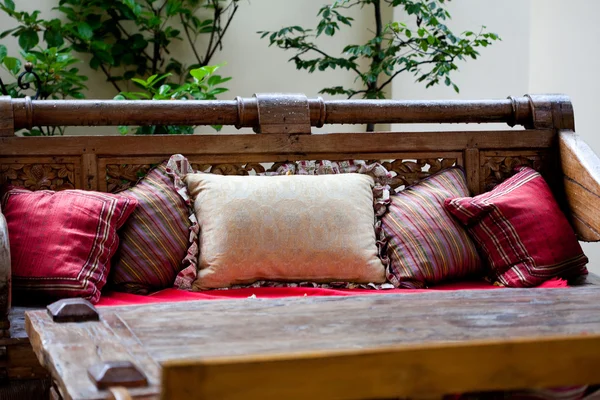 Almofadas no sofá em um café — Fotografia de Stock