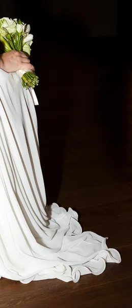 Detail of the wedding dress and bouquet — Stock Photo, Image