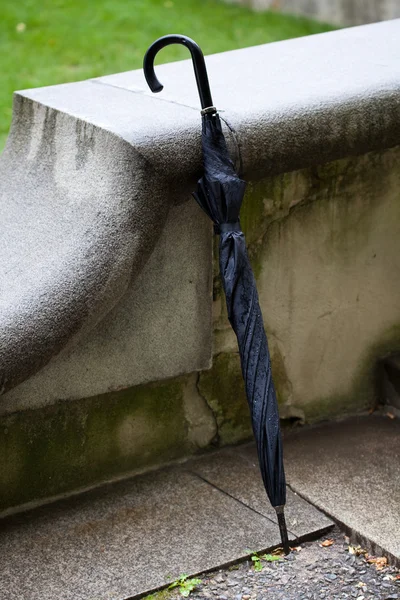 Paraguas de pie junto al parapeto de hormigón — Foto de Stock