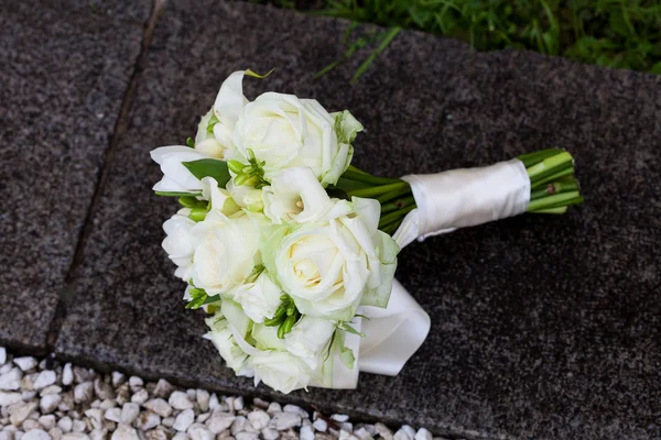Svatební kytice na betonové zídky — Stock fotografie
