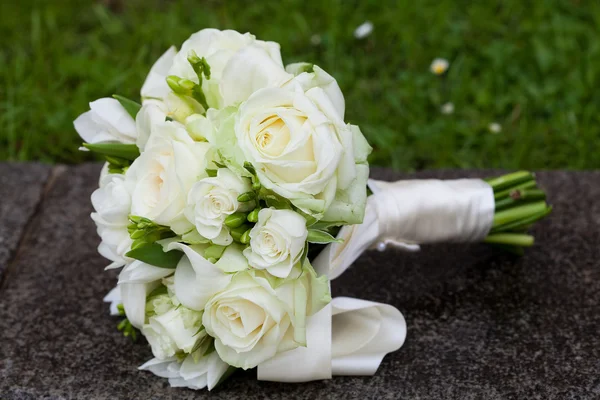 Bouquet de mariée sur le parapet en béton — Photo