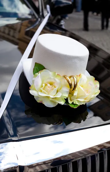 Décoration de mariage sous forme de chapeaux sur le capot de la voiture — Photo