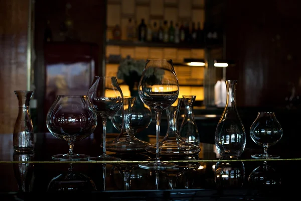 Bir restoranda piyano üzerinde duran cam ürünleri — Stok fotoğraf