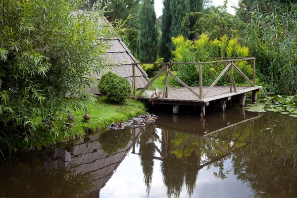 池のアヒルと木製のプラットフォーム — ストック写真