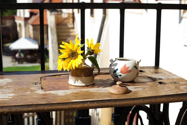 Ainda vida de flor e pote em um café — Fotografia de Stock
