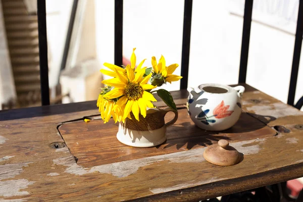 Ainda vida de flor e pote em um café — Fotografia de Stock