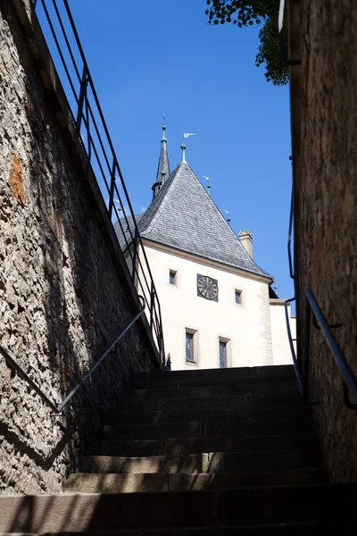 Torre del castillo contra el cielo azul — Foto de Stock