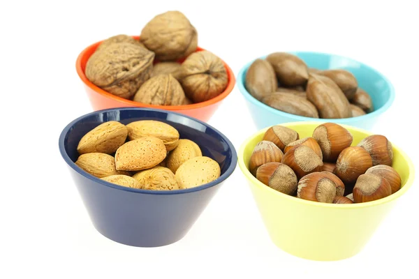 Ořechy v miskách izolovaných na bílém — Stock fotografie