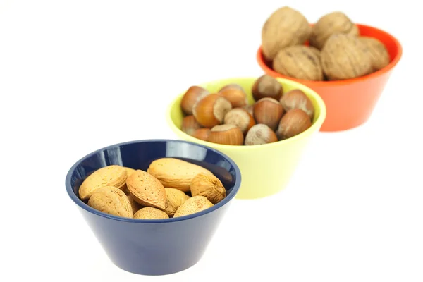 Nötter i skålar isolerad på vit — Stockfoto