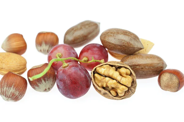Nüsse und Trauben isoliert auf weiß — Stockfoto