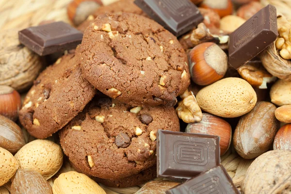 오트밀 쿠키, 초콜릿, 고리 버들 세공 매트에 견과류 — 스톡 사진