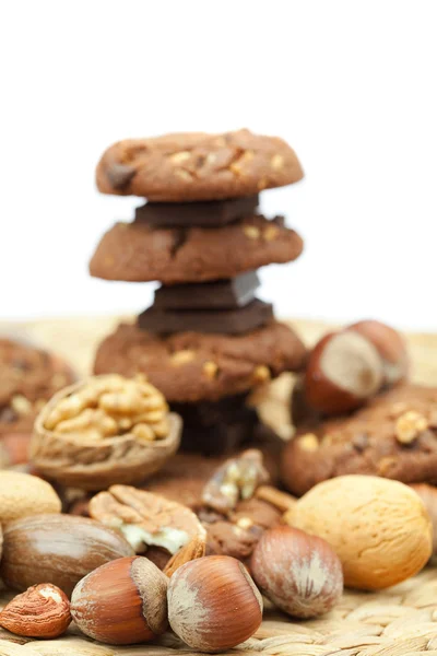Biscoitos de aveia, chocolate e nozes em um tapete de vime — Fotografia de Stock