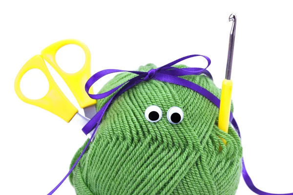 Skein de laine avec yeux, ruban, ciseaux et crochets isol — Photo
