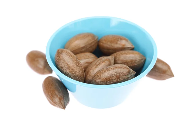 Pekannötter i skål isolerad på vit — Stockfoto