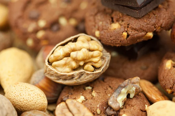 Yulaflı kurabiyeler, çikolata ve fındık hasır mat — Stok fotoğraf