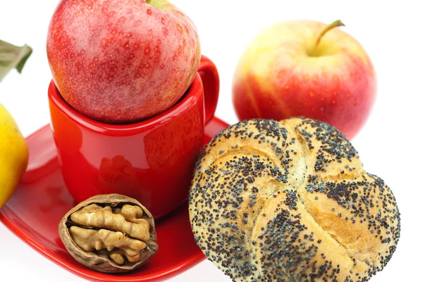 Pan con semillas de amapola, membrillo, manzanas y nueces en una taza y s — Foto de Stock