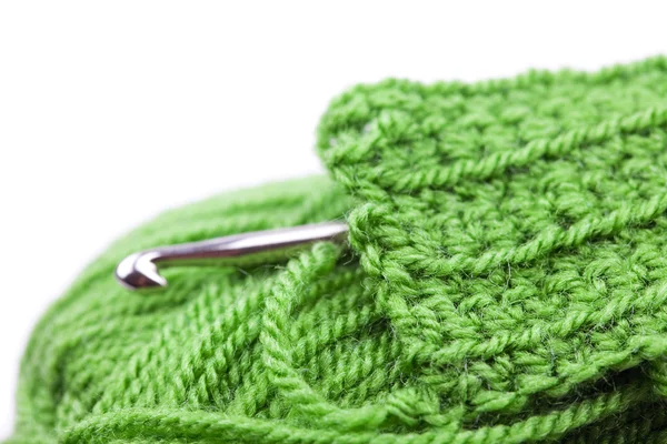 Espinha de lã, gancho de crochê e peça de malha isolada em branco — Fotografia de Stock