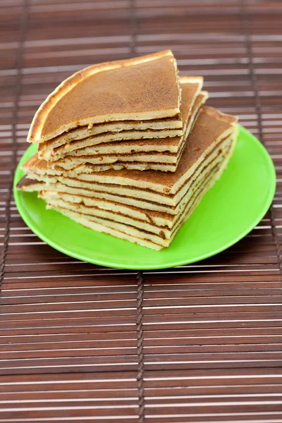 竹マットにプレート上のパンケーキ — ストック写真