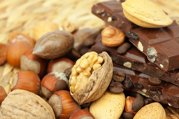 Baari suklaata ja pähkinöitä paju matto — kuvapankkivalokuva