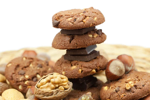 Havremjöl kakor, choklad och nötter på en flätad matta — Stockfoto
