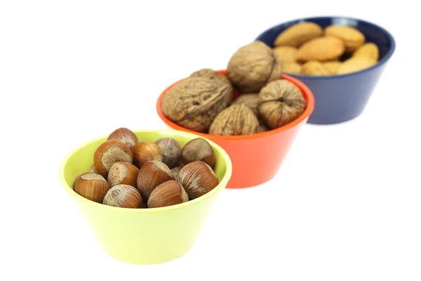Ořechy v miskách izolovaných na bílém — Stock fotografie