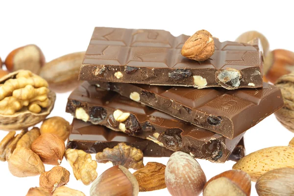 Chokladstång med choklad och nötter isolerad på vit — Stockfoto