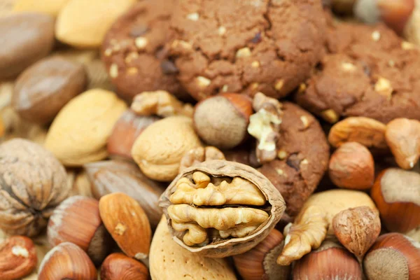 Haferflocken-Kekse und Nüsse in einer Weidenmatte — Stockfoto